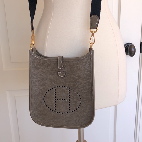 🎉HP🎉NWT Hemes Evelyn 16 Amazon Etoupe x Indigo - Picture 1 of 11